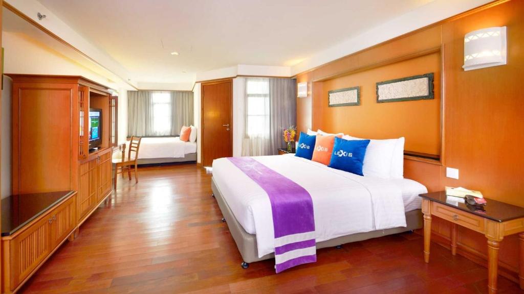 波德申Le Seaview PortDickson的酒店客房设有一张大床和一台电视。