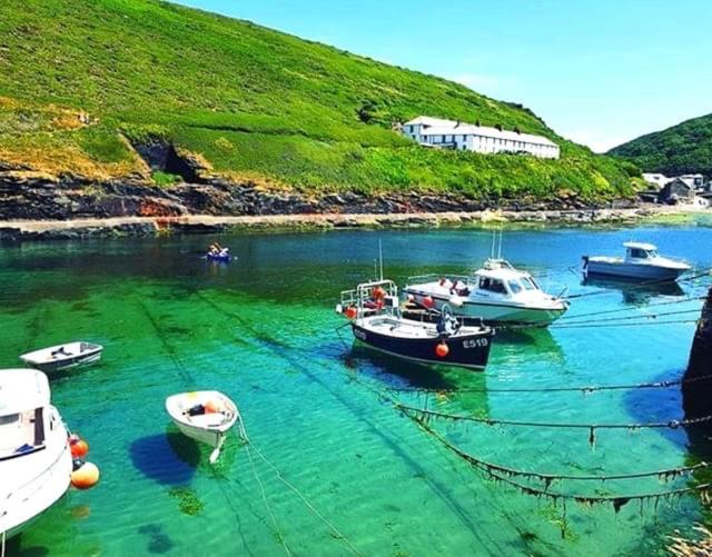 布德Bantry Cottage at Crackington Haven, near Bude and Boscastle, Cornwall的一群船在水体中