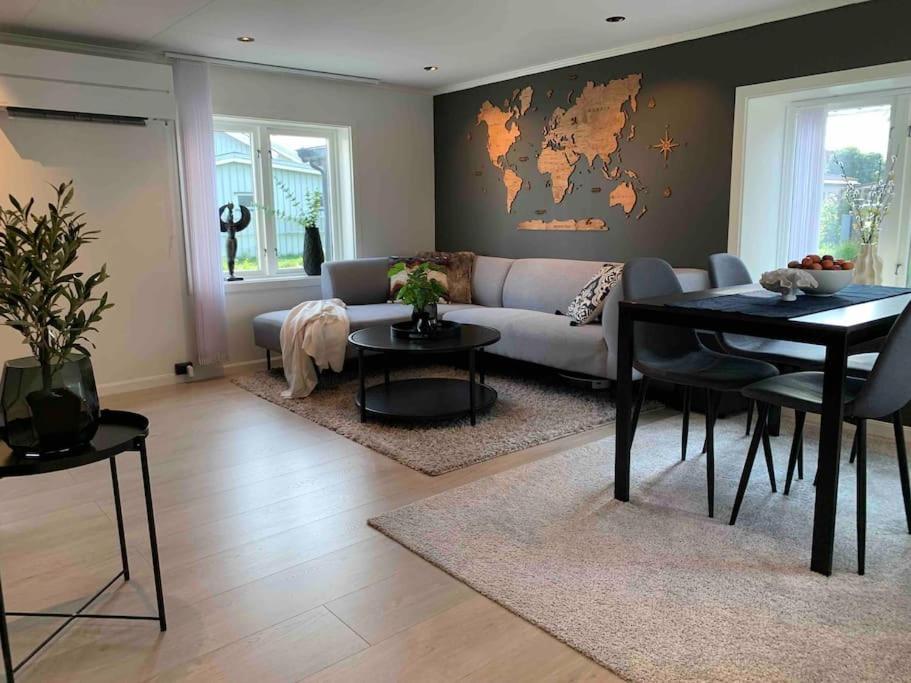 欧坎哥Private house in Orkanger, 40 minutes from Trondheim的客厅配有沙发和桌子
