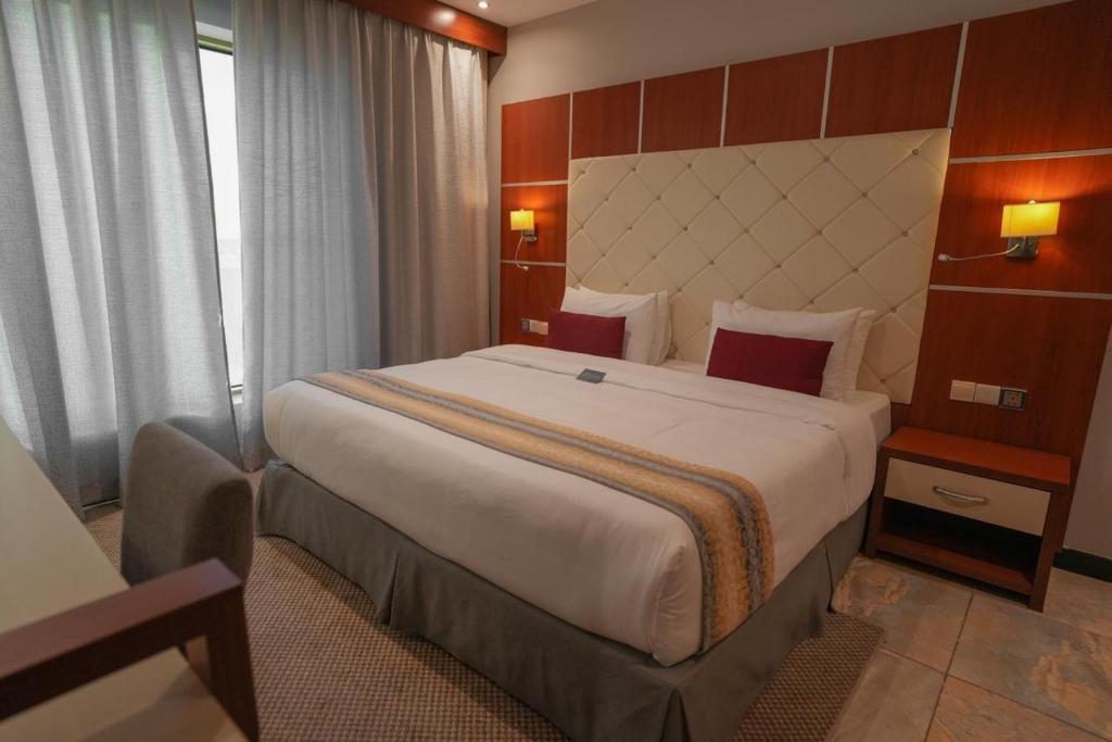 吉达فندق قصر توبال للشقق المخدومة的一间位于酒店客房内的带大床的卧室