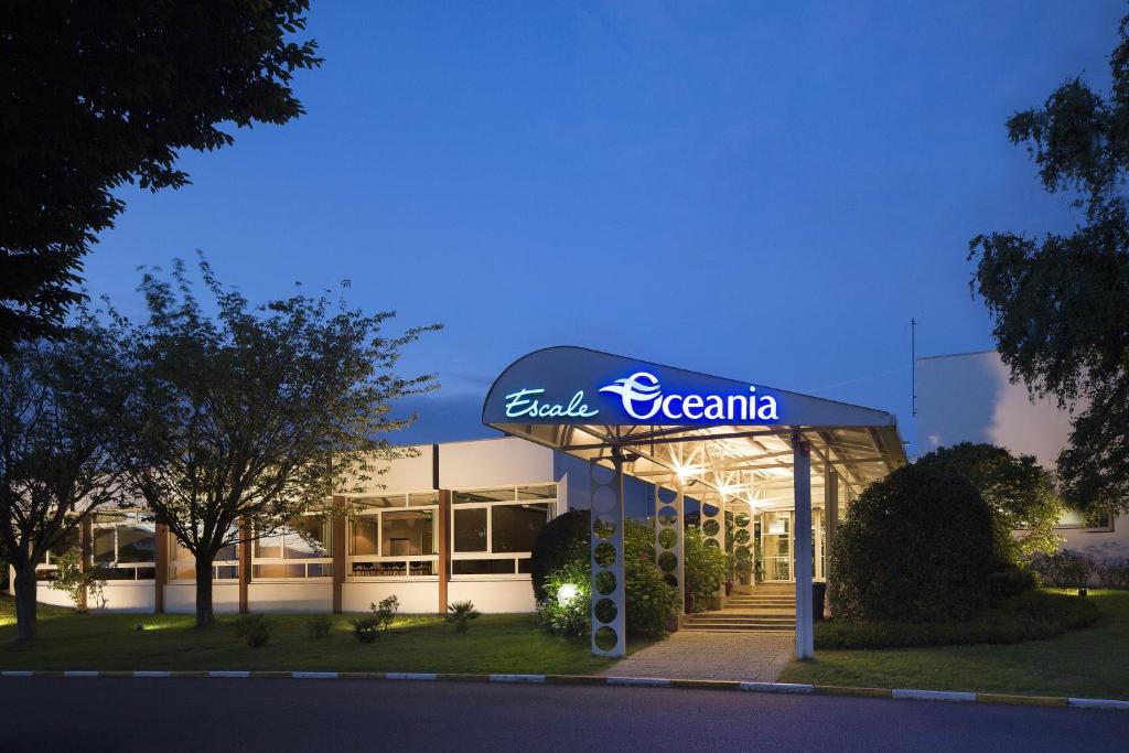 布雷斯特大洋洲布雷斯特机场酒店的前面有标志的建筑