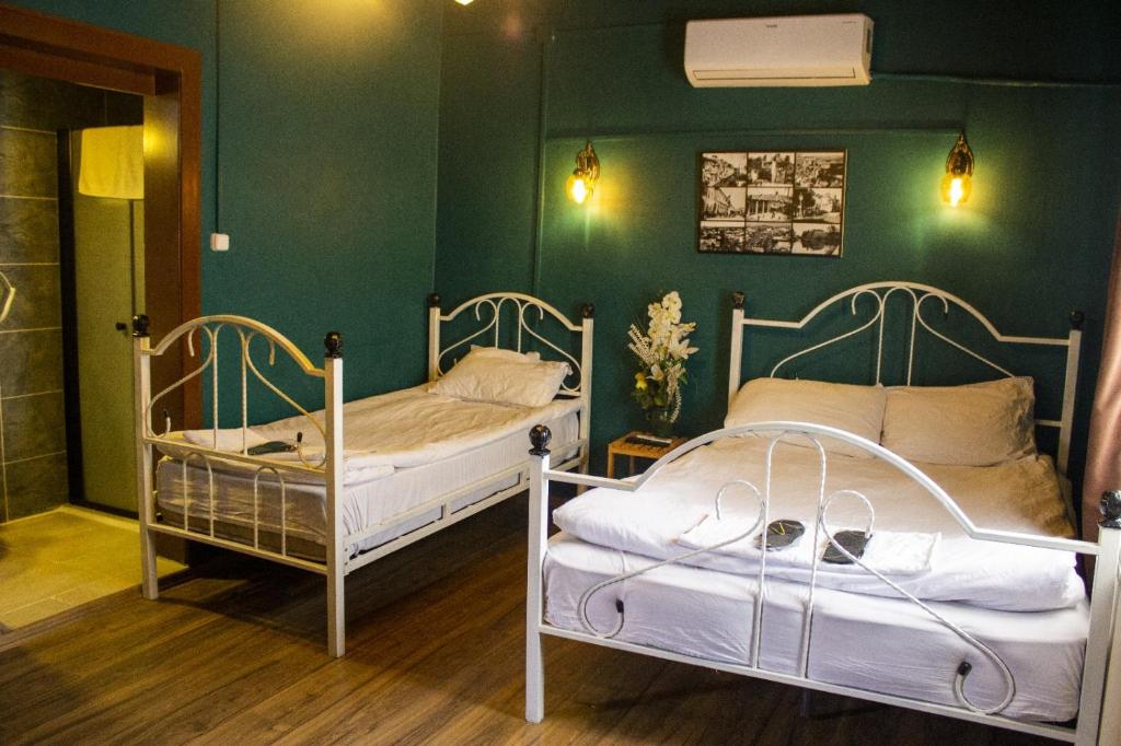 加济安泰普Şirvani Konağı的绿墙客房内的两张床