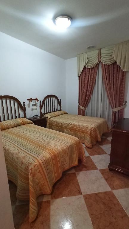Villanueva de AlgaidasHostal Algaidas的配有2张床的客房 - 带1个工作台