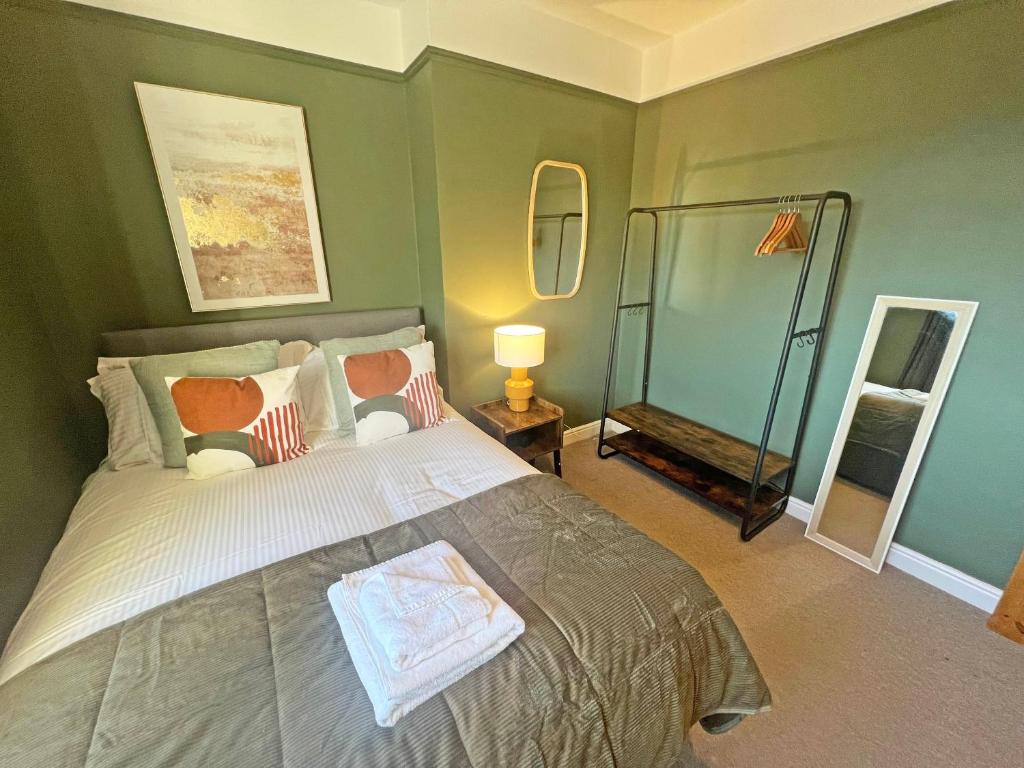 切斯特Recently Refurbished 3 Bedroom Home with Parking - Perfect for Longstays - Sleeps 8的一间卧室配有一张大床和镜子