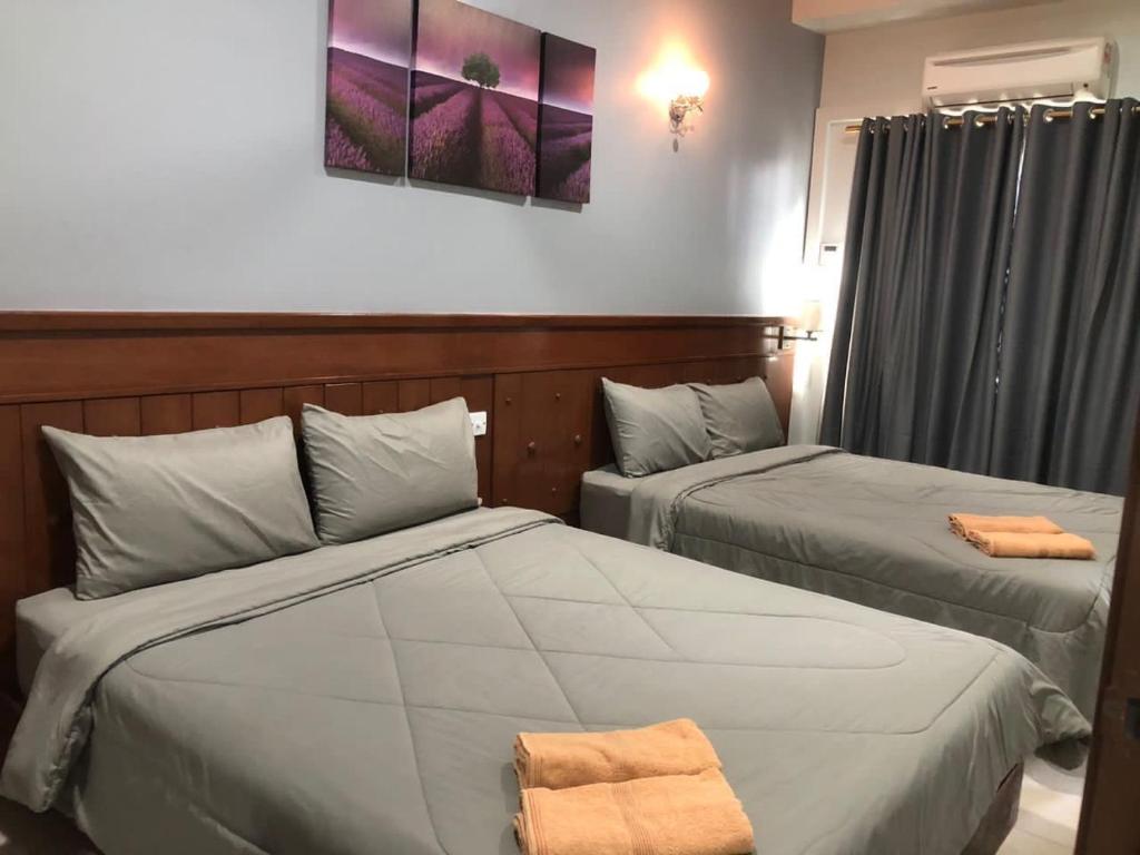 邦咯L23 ,88 Resort Villa House的两张位于酒店客房的床,配有毛巾