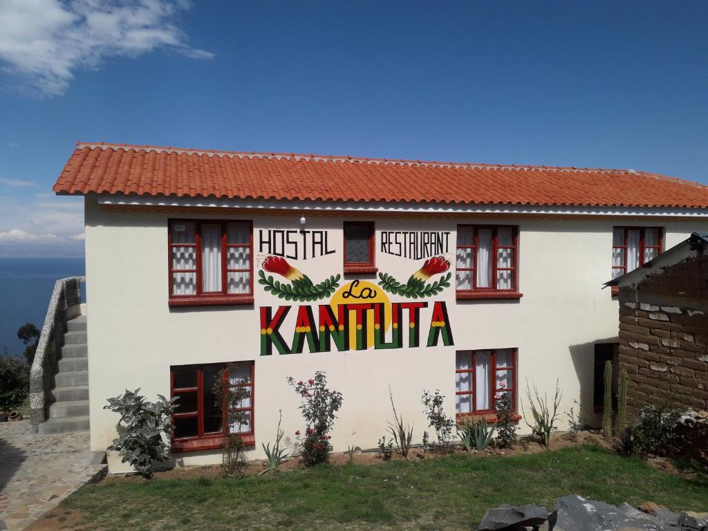 Comunidad YumaniLA KANTUTA的建筑的侧面有标志