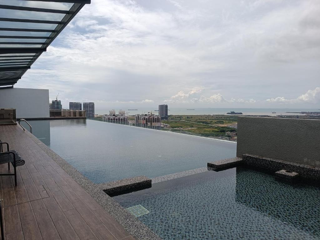 马六甲Sky InfinityPool 2R2B 2-6pax 5minJonker Malacca的建筑物屋顶上的游泳池
