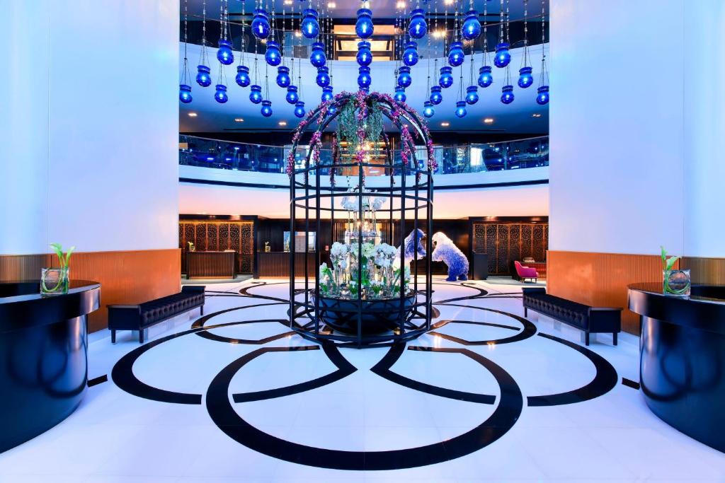 多哈多哈W酒店的中间设有吊灯的大房间