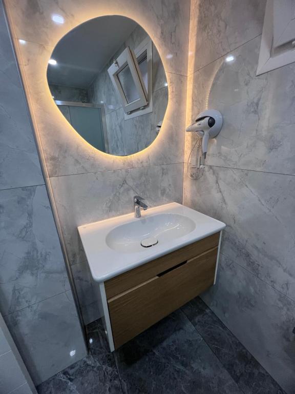 阿拉恰特Luna Alacati的一间带水槽和镜子的浴室