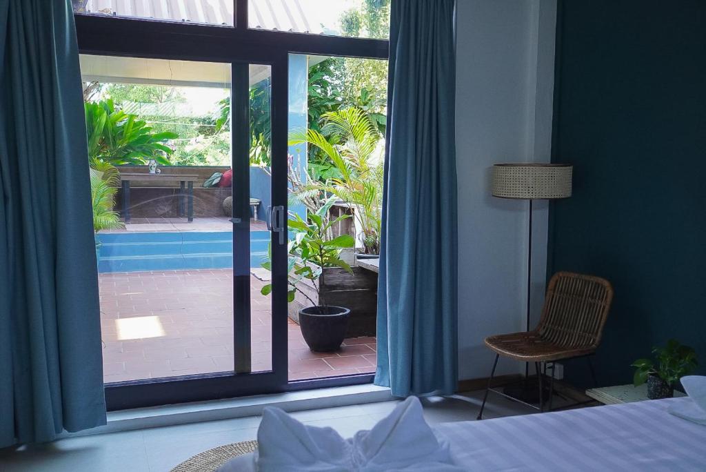 高龙撒冷岛House Bok Bowie的一间卧室配有一张床,享有庭院的景色