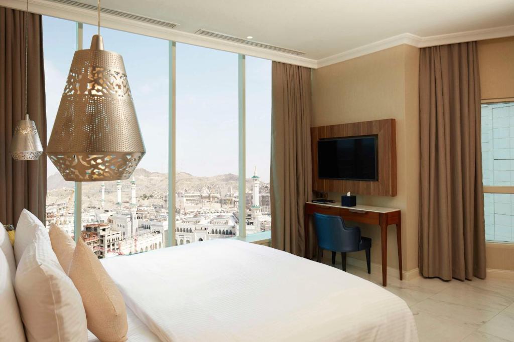 麦加Shaza Makkah的酒店客房设有一张床和一个大窗户
