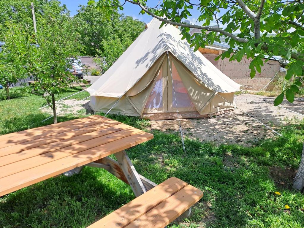 GoghtʼCamping 3 Gs的帐篷配有野餐桌和长凳