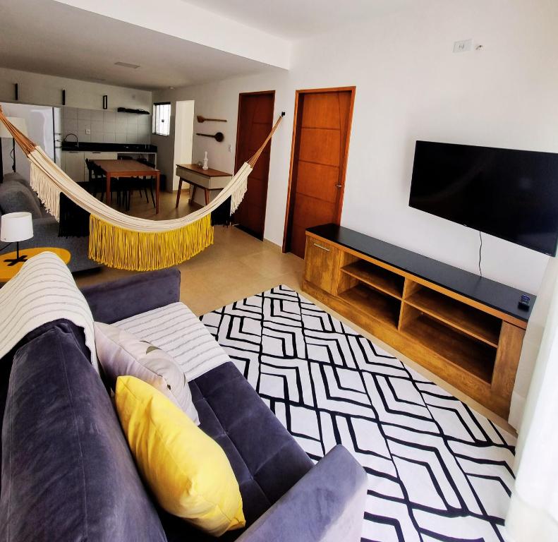 里约达欧特拉斯Casa.Km0的带沙发和平面电视的客厅