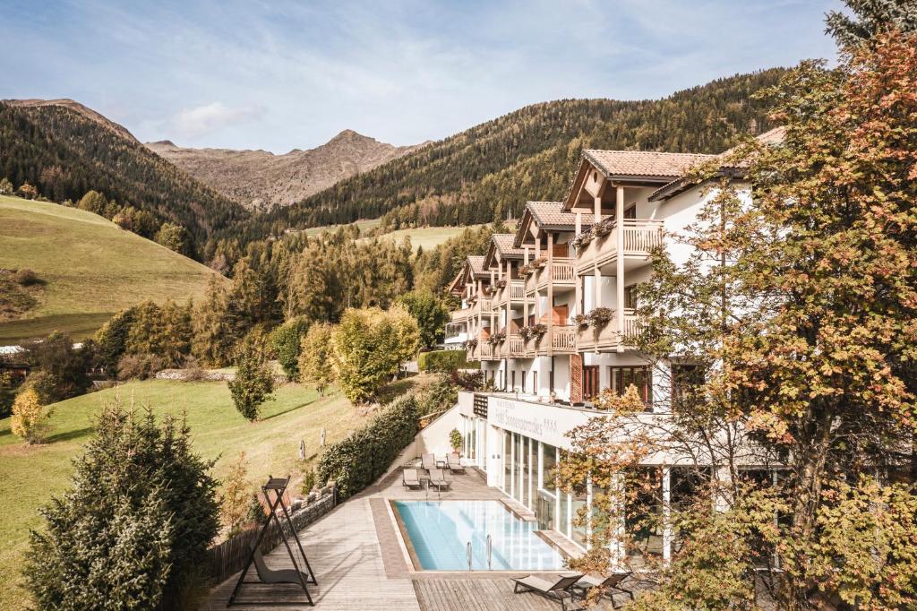 特伦托法肯斯特尼酒店及温泉避暑胜地的山间酒店,设有游泳池