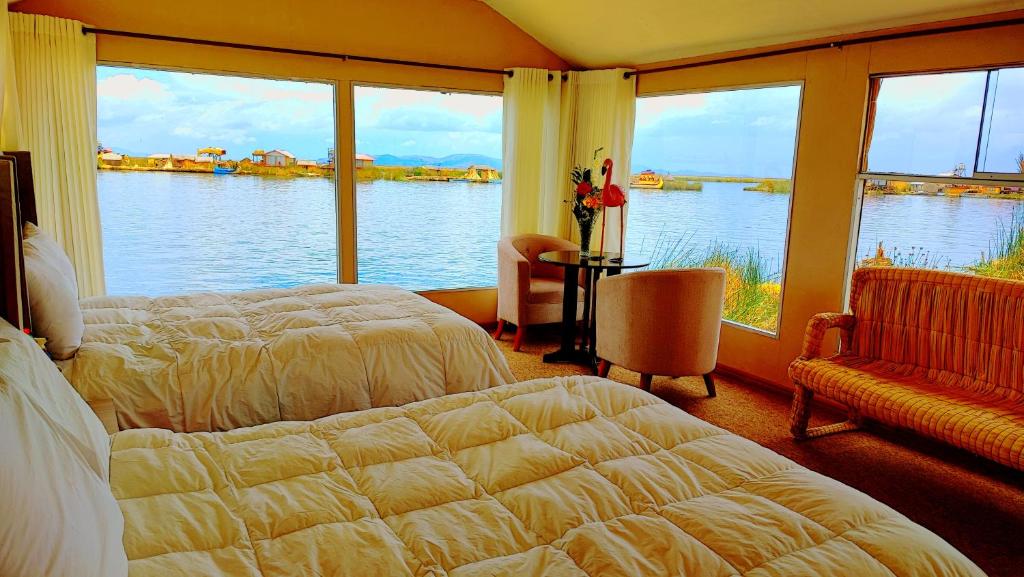 普诺Uros Maya Lodge的一间卧室配有一张床,享有水景