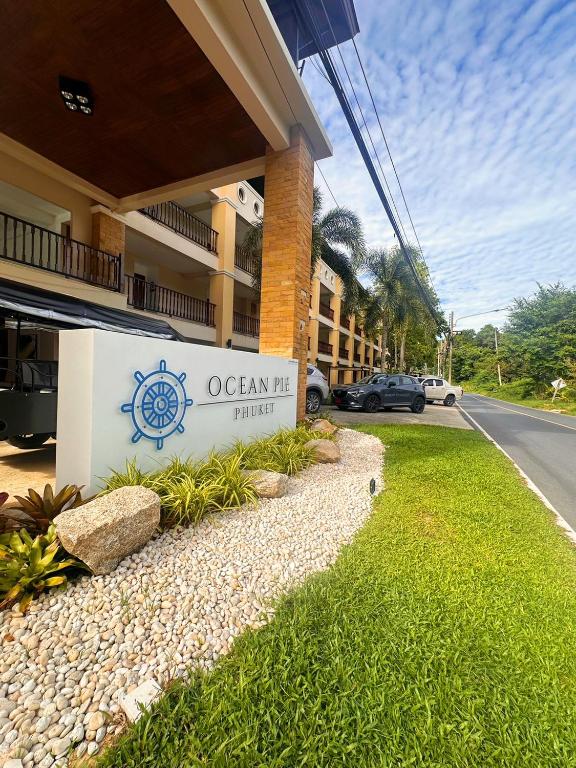 拉威海滩Ocean Pie Phuket的建筑前的海洋酒店标志