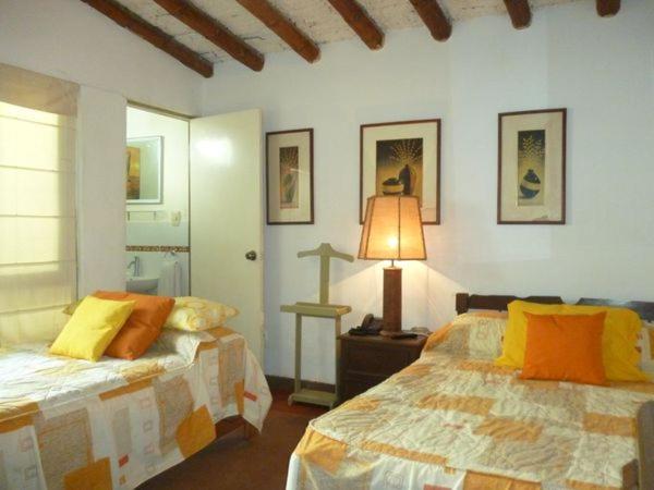 蓬塔赫尔莫萨Hospedaje Punta Hermosa的一间卧室配有两张床和一盏灯。
