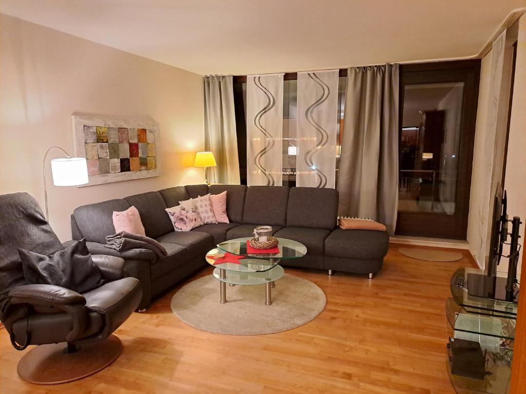 巴特萨尔茨乌夫伦Appartement-Residenz Suite 10的客厅配有黑色沙发和玻璃桌