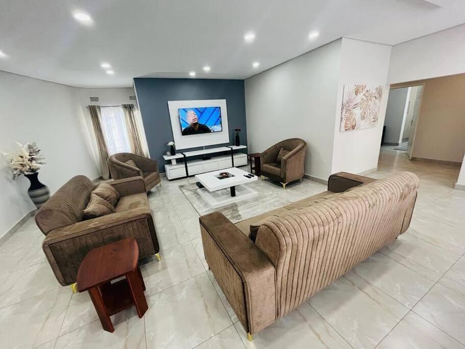恩多拉Elisheva apartment的带沙发和电视的大型客厅