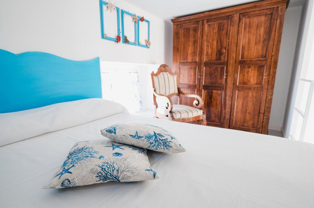 阿纳卡普里B&B La Bella Annacapri的一间卧室配有一张带两个枕头的床