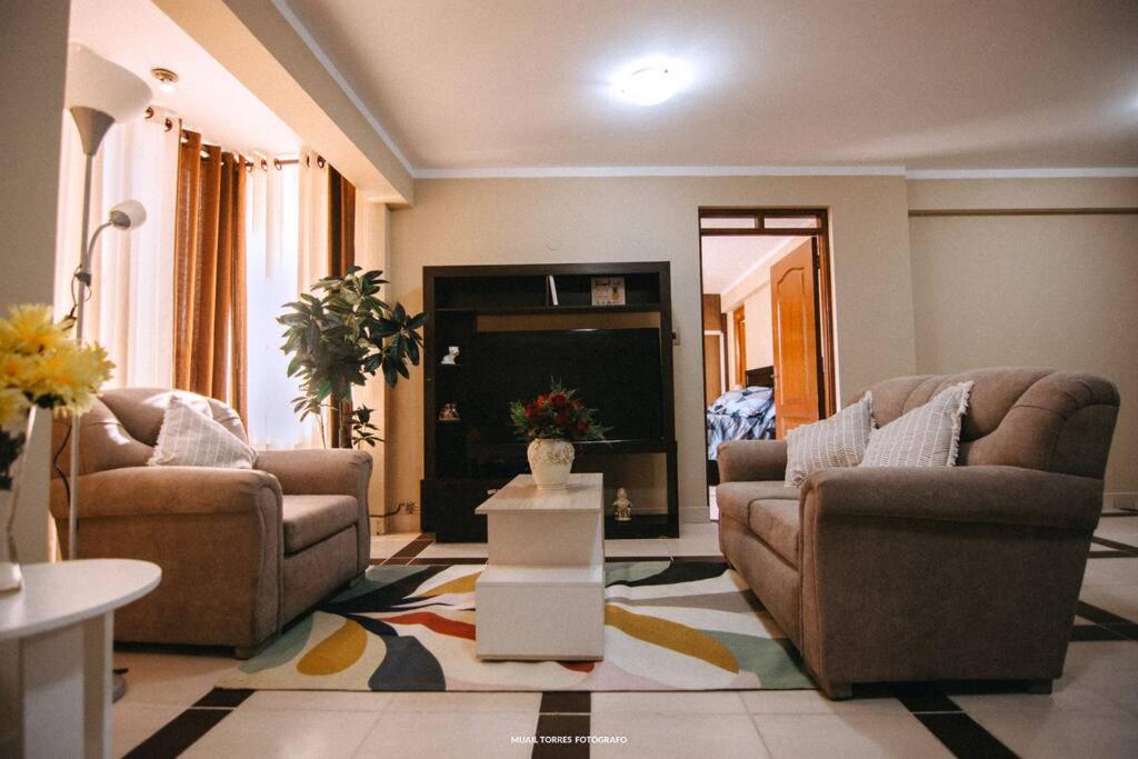 苏克雷Cómodo y amplio departamento con vistas inmejorables的客厅配有两张沙发和一台电视机