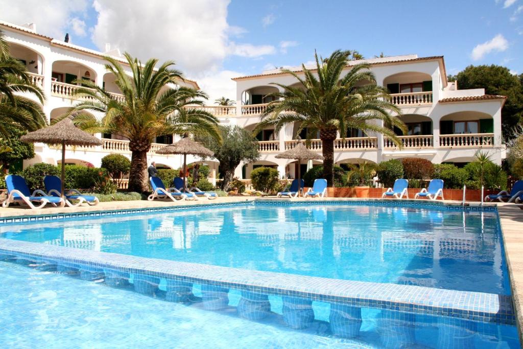 卡拉桑塔尼La Ardilla by dracmallorca的酒店前方的大型游泳池