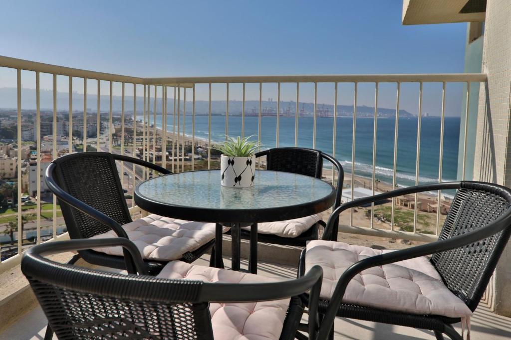Qiryat Yamדירות קו ראשון לחוף - Apartments First line to the Beach的阳台配有桌椅