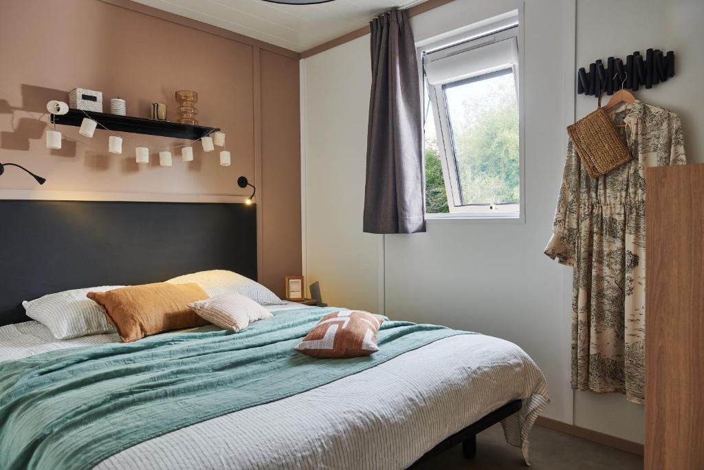 罗卡马杜尔Camping les Campagnes的一间卧室设有一张床和一个窗口