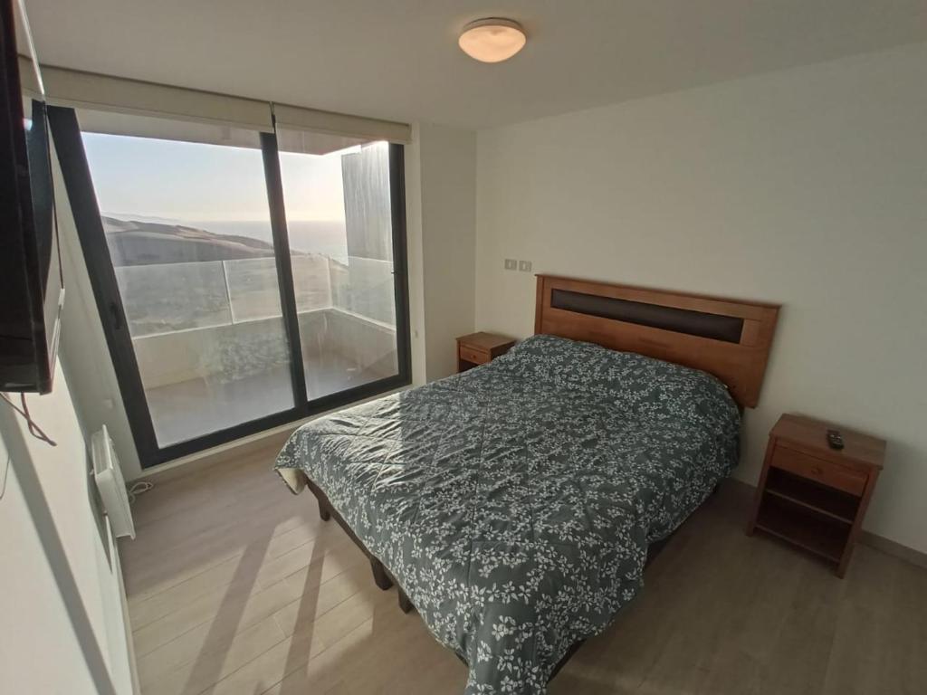 康康Departamento comodo y con hermosa vista, piscina 1703A的一间卧室设有一张床和一个大窗户