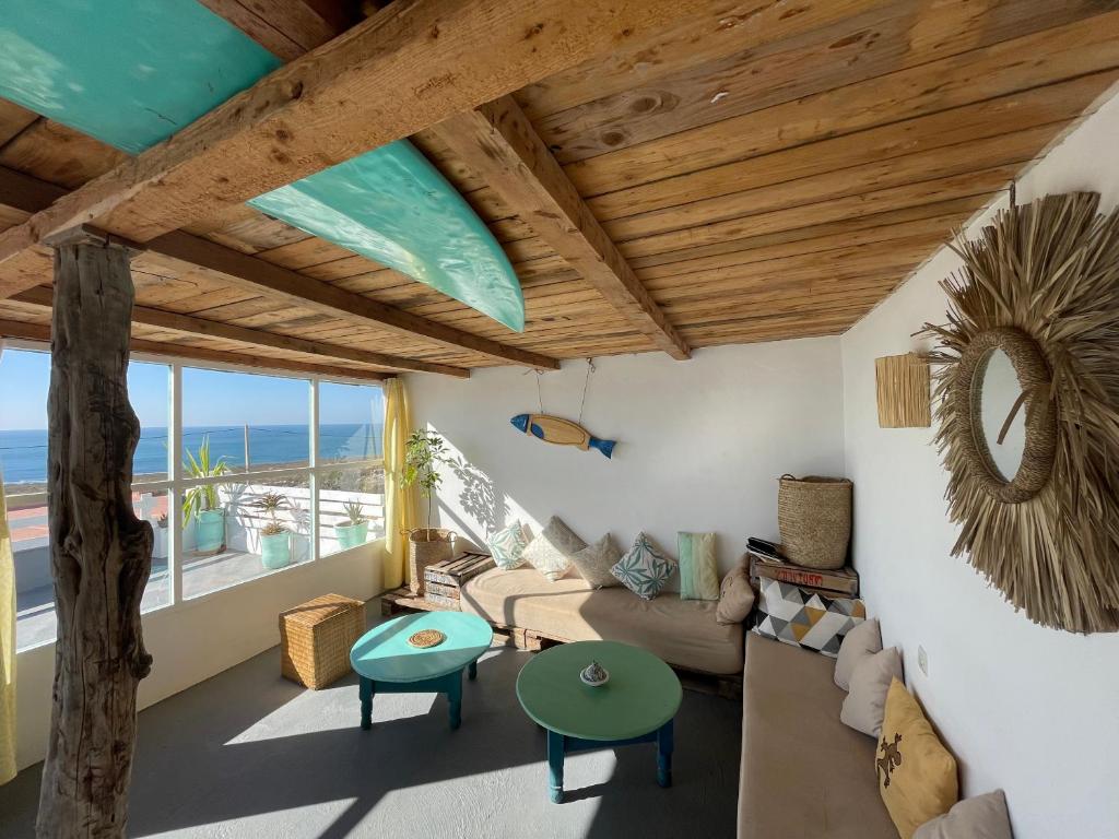 索维拉Surf HouseMaroc的海景客厅