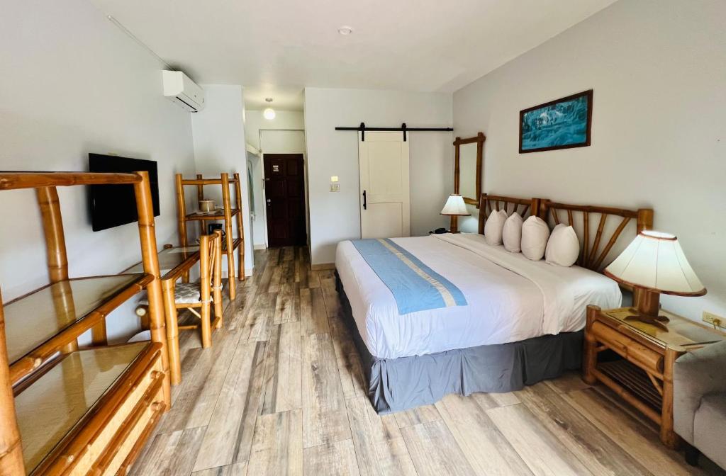 蒙特哥贝托比度假酒店的配有一张床和一张书桌的酒店客房
