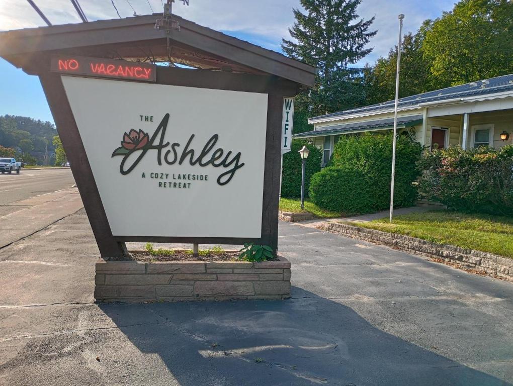 萨拉纳克莱克The Ashley的街道上建筑物前面的标志