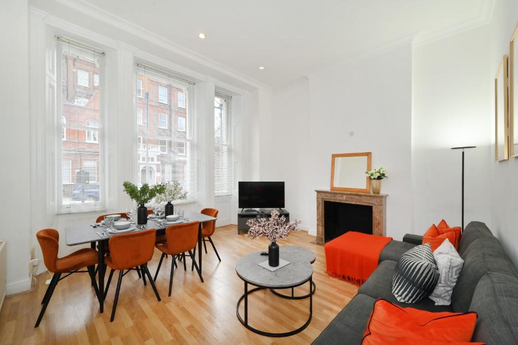 伦敦London Choice Apartments - Gloucester Road - Kensington的客厅配有沙发和桌子