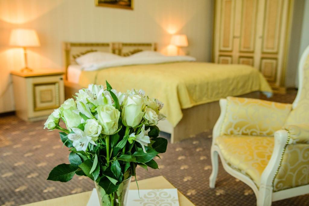莫斯科莫斯科SK皇家酒店的在酒店房间桌子上的一个白色花瓶