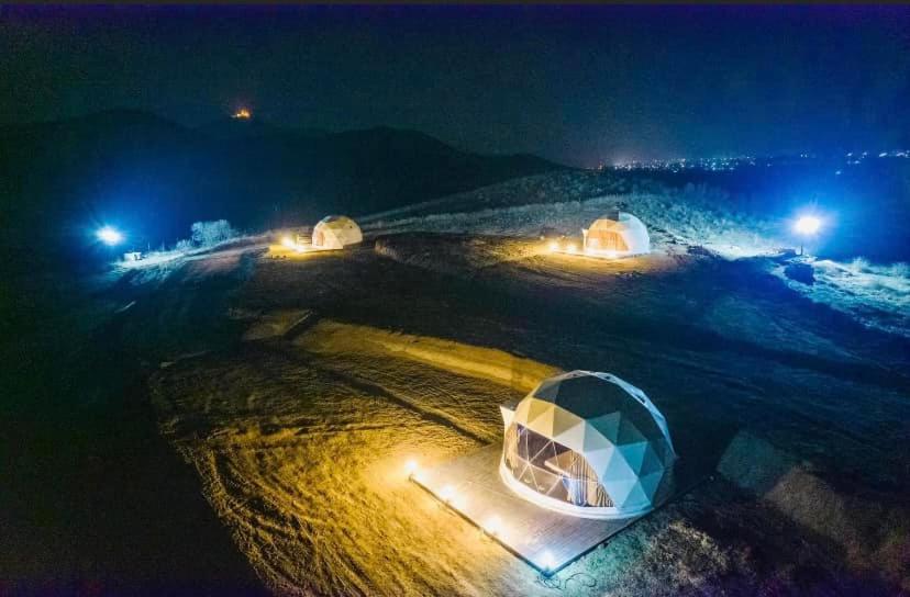 BolnisiBolnisio Resort的一群帐篷在晚上在田野里