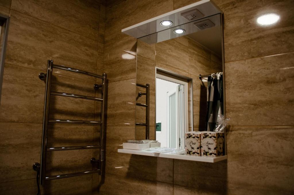 波尔塔瓦Гостьовий Будинок Апартаменти в тихому центральному районі Полтави Смарт-квартири的带淋浴和大镜子的浴室