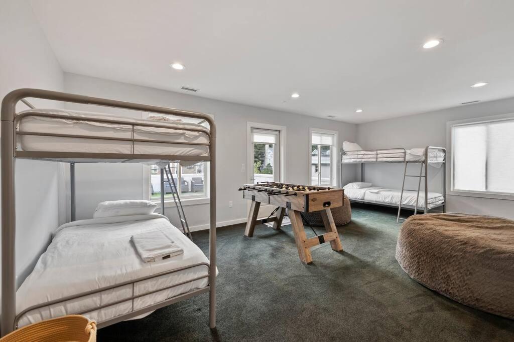 PiermontPiermont Waterfront Villa!的一间卧室设有两张双层床和棋盘