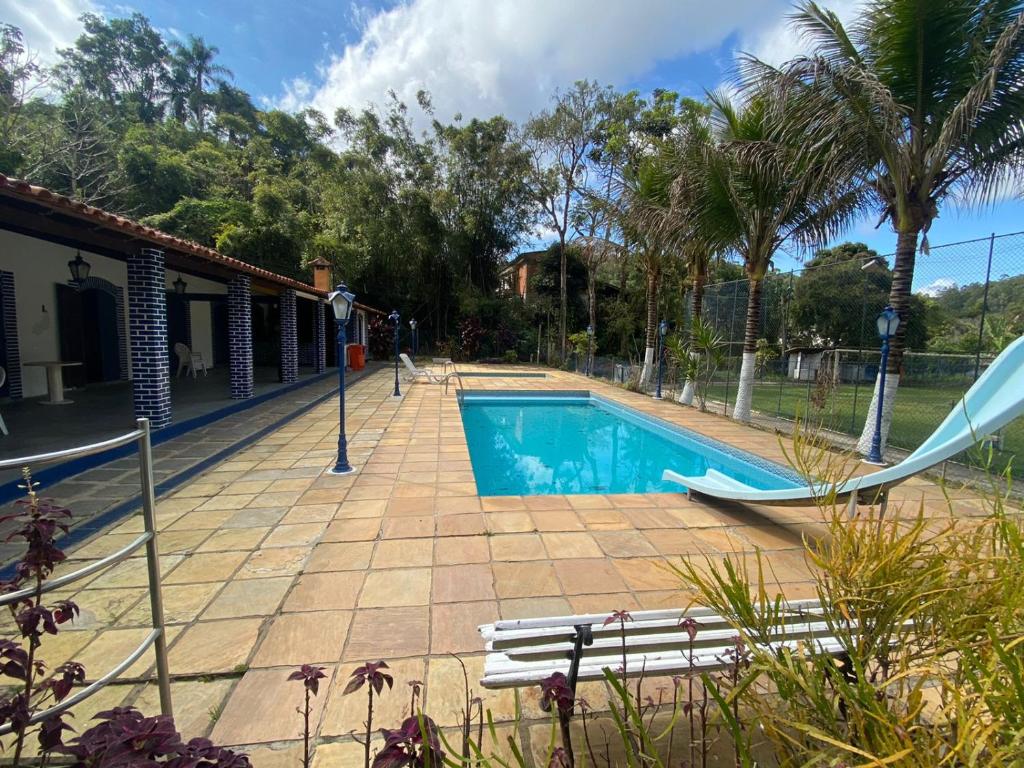 瓦索拉斯Vale Zirá的一座房子旁边的游泳池,带滑梯