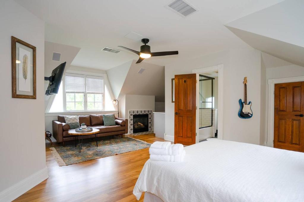 丹佛Captivating Cowgirl的一间卧室设有一张床和一间客厅。