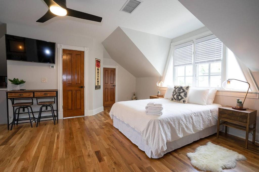 丹佛Smiths Crescendo的一间带白色大床的卧室和一间厨房