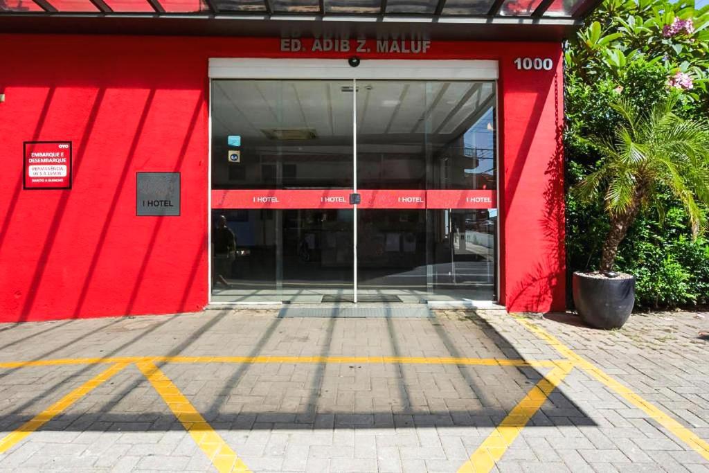 皮拉西卡巴I-Hotel Piracicaba的红色建筑的入口,有红色的墙