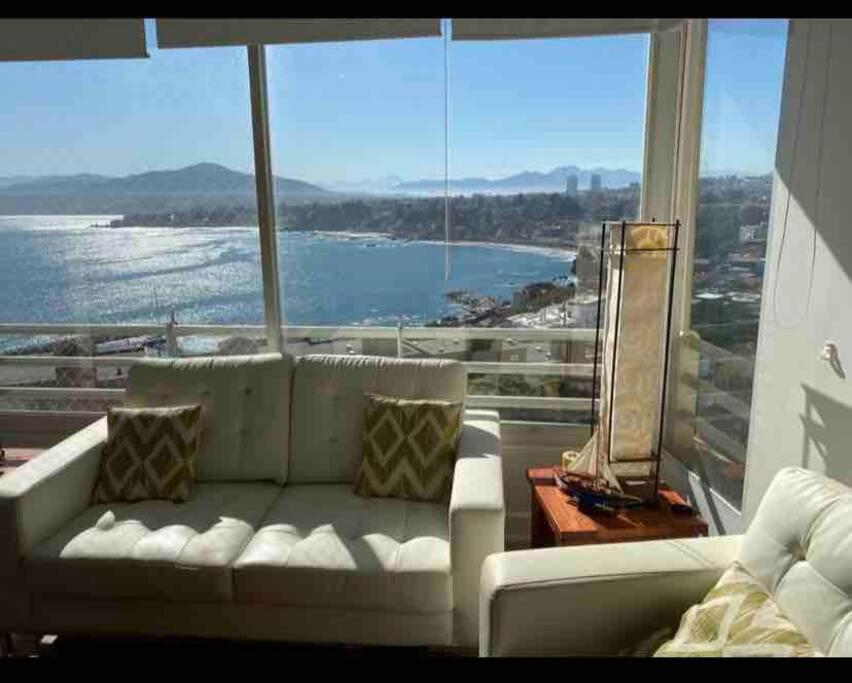 康康Precioso depto vista al mar Concon Condominio Tipo Resort 2 dormitorios的客厅配有白色沙发和大窗户