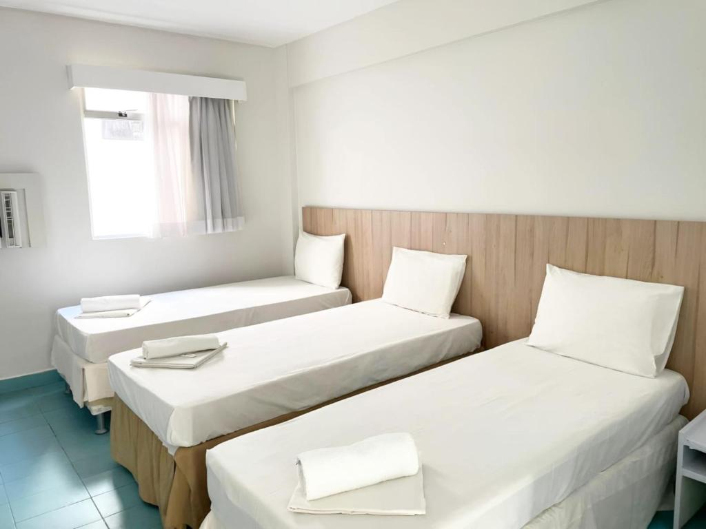 累西腓Hotel Boa Viagem Aeroporto的酒店客房设有两张床和窗户。