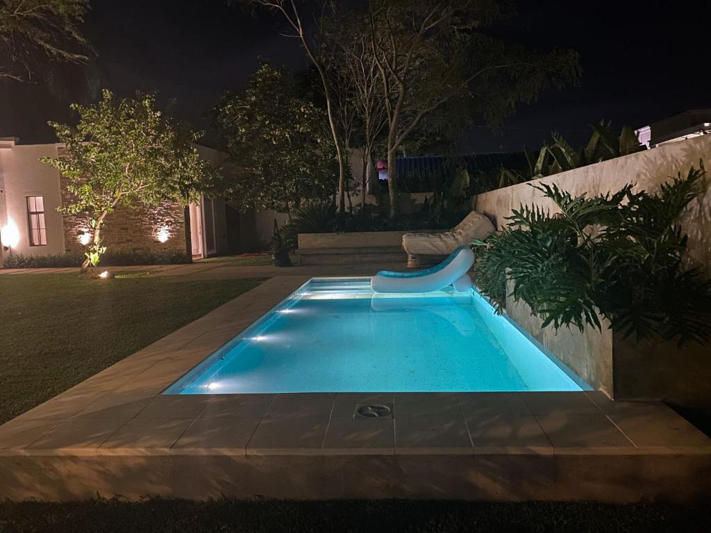 圣贝纳迪诺La Escondida Samber的夜间在院子里的游泳池