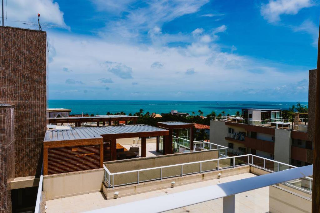 帕纳米林APART Alto padrao praia PIRANGI的从建筑屋顶上可欣赏到海景