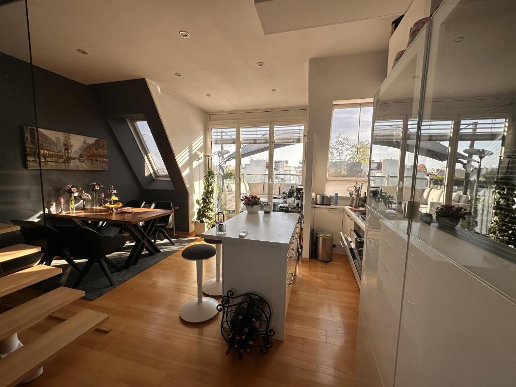 维也纳City-Penthouse mit 4 Terassen und Whirlpool的厨房以及带桌椅的用餐室。
