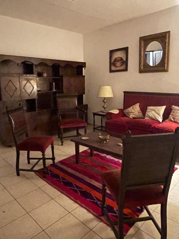 圣地亚哥-德尔埃斯特罗Casa Céntrica totalmente equipada !!!的客厅配有床和桌子