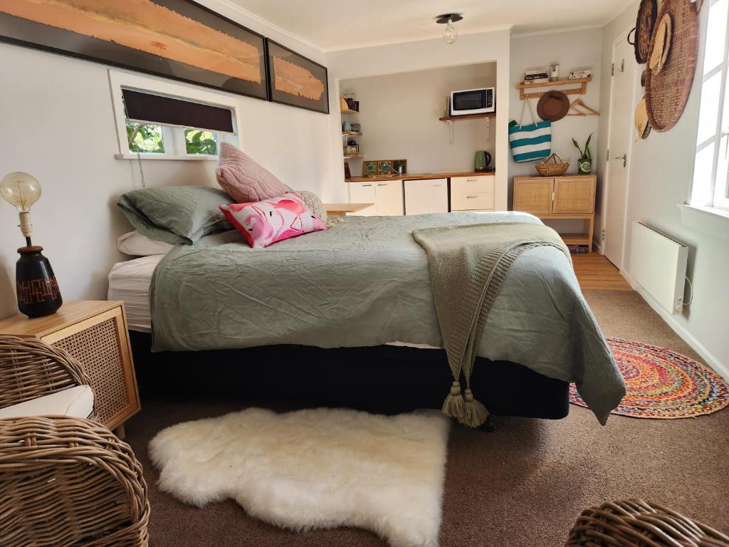 怀卡奈'Haumoana' in Olde Beach.的一间卧室配有一张大床和地毯。