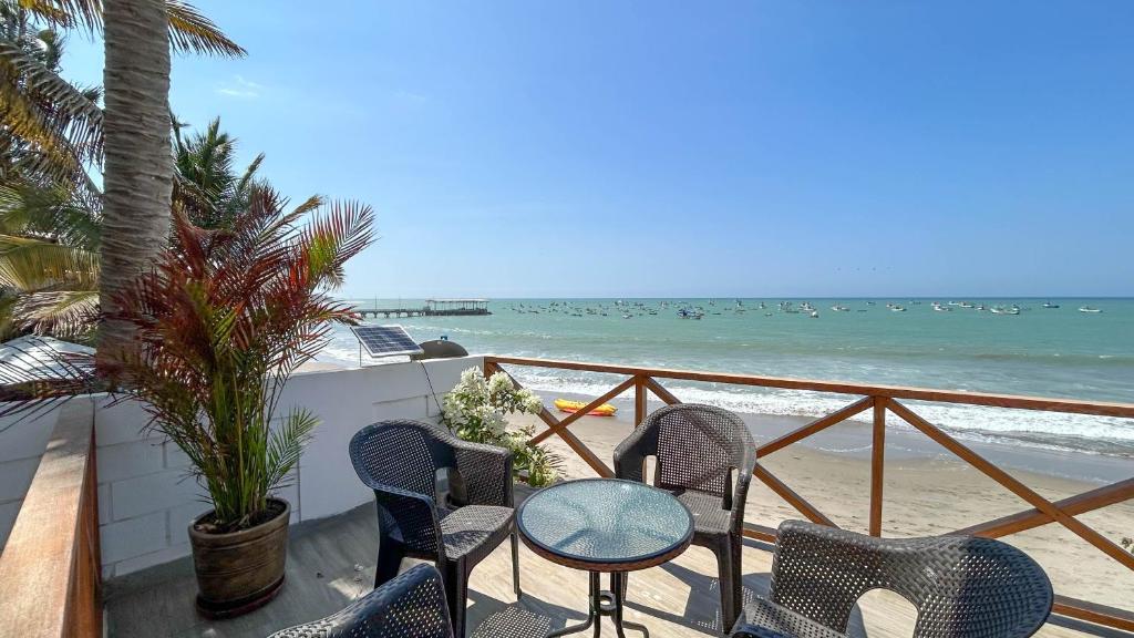 曼克拉Marina by Wynwood House的一个带桌椅和海滩的阳台