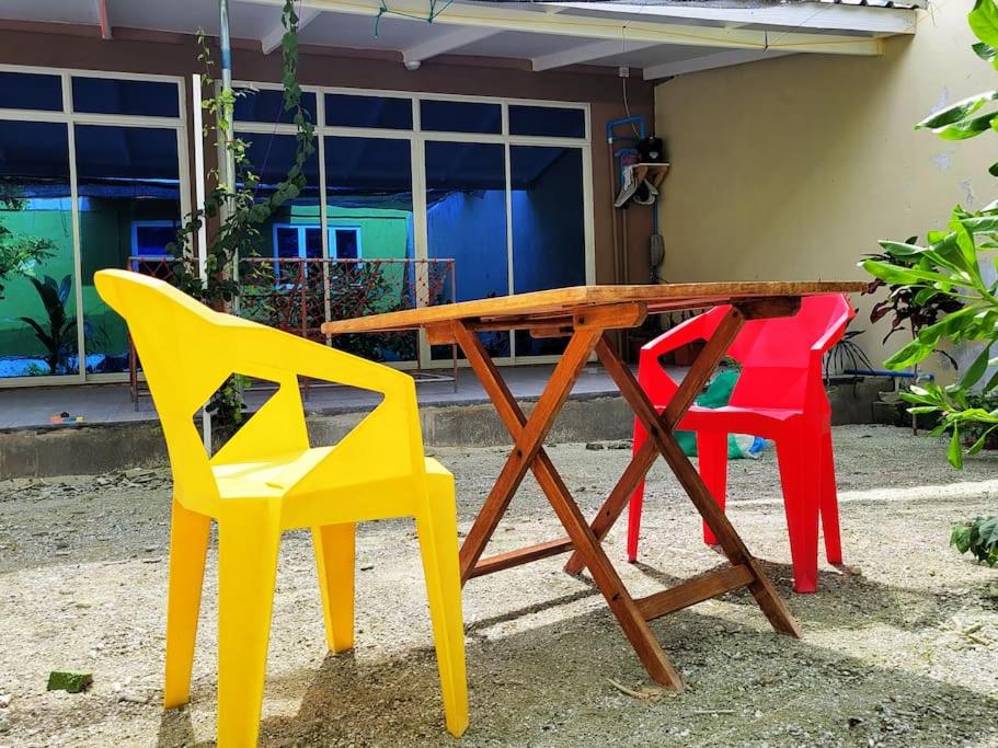FeydhooLavender seenu feydhoo addu city的四把五颜六色的椅子围着木桌